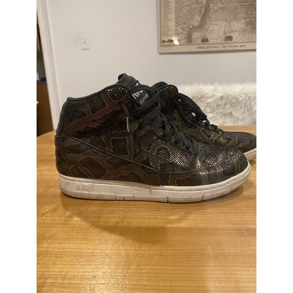 Athletic_Shoes